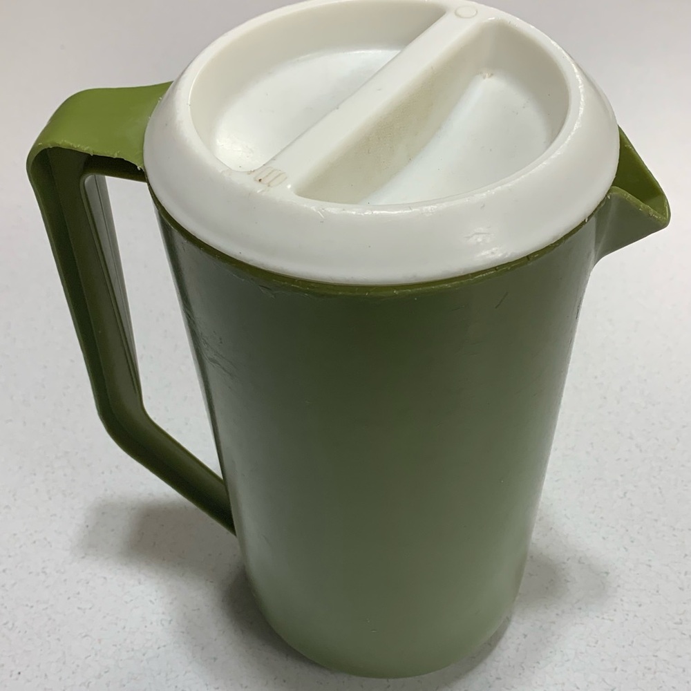 Rubbermaid Pitcher 2 1/4 Quarts drinking vintage Green MCM lid serve ware